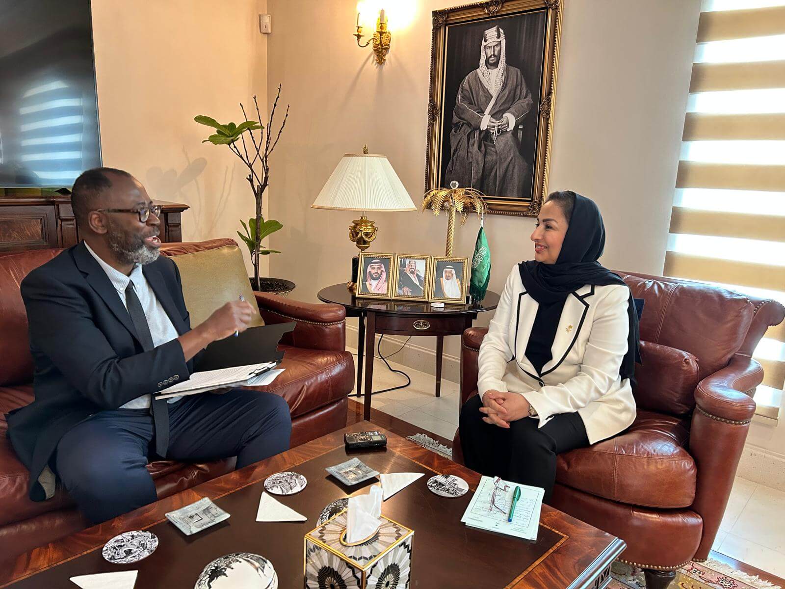 سعادة السفير أمل المعلمي يلتقي بإيان بايلي من صحيفة جلوب آند ميل